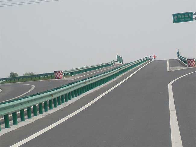 来宾高速公路护栏的材质与规格