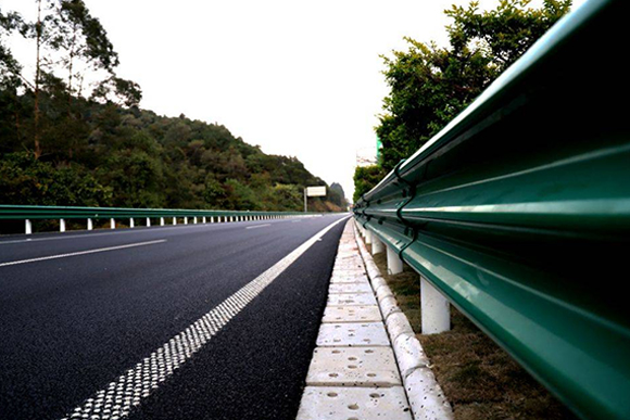 来宾高速公路护栏的常用类型